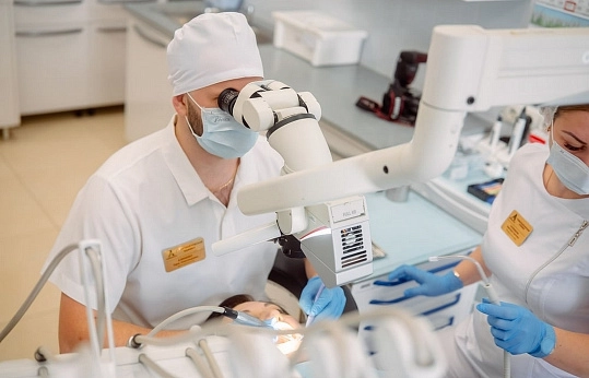 Лечение зубов под микроскопом